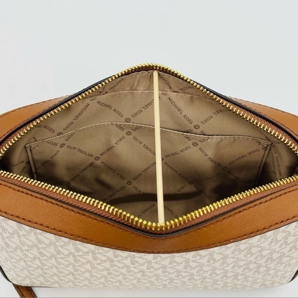 Michael Kors Large EW Crossbody Bag Vanilla - Picture 8 of 10